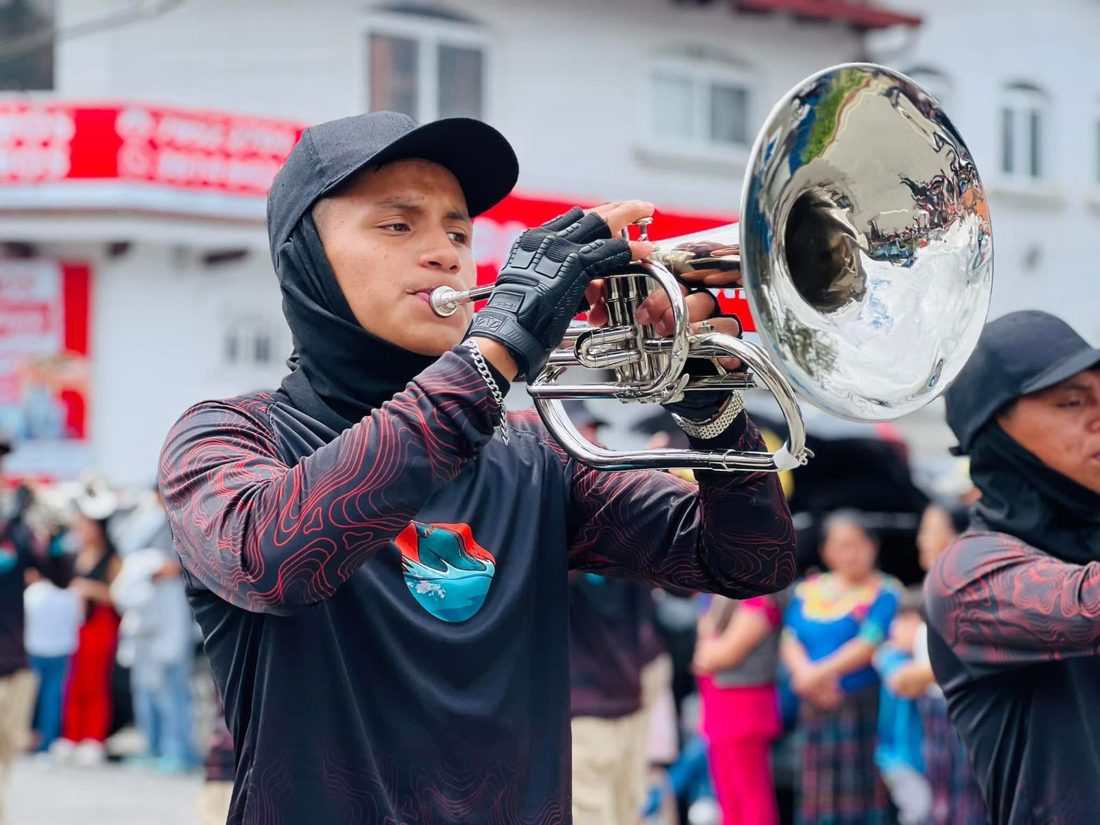 Banda escolar en desfile